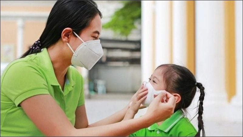 Đeo khẩu trang khi bị bệnh và giữ khoảng cách an toàn với người khác để tránh lây bệnh cho cộng đồng