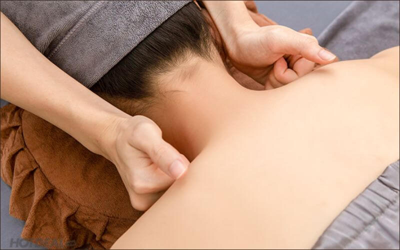 Massage nhẹ nhàng vùng đầu, cổ và vai giúp làm dịu cơn đau và giảm chóng mặt