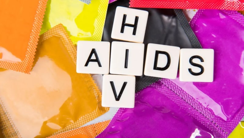 HIV lây lan qua tiếp xúc với bộ phận sinh dục, như khi quan hệ tình dục mà không dùng bao cao su