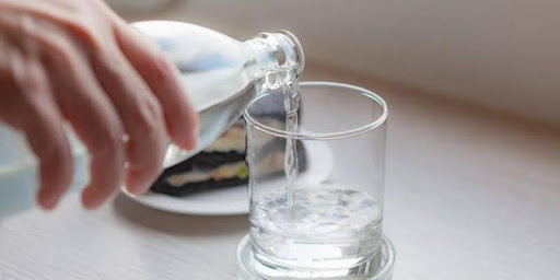 Duy trì thói quen uống đủ 1,5 - 2 lít nước mỗi ngày