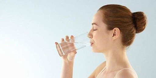 Uống đủ nước để duy trì ổn định đường huyết