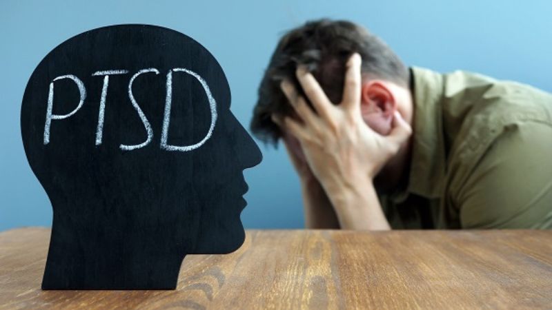 Các triệu chứng của PTSD có thể biểu hiện trong vòng một tháng hoặc nhiều năm sau khi sang chấn tâm lý xảy ra