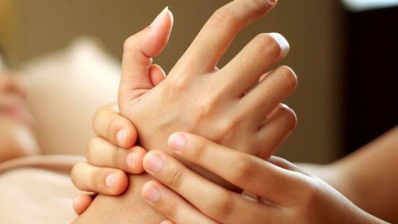 Xoa bóp, massage có thể giúp giảm tê bì chân tay