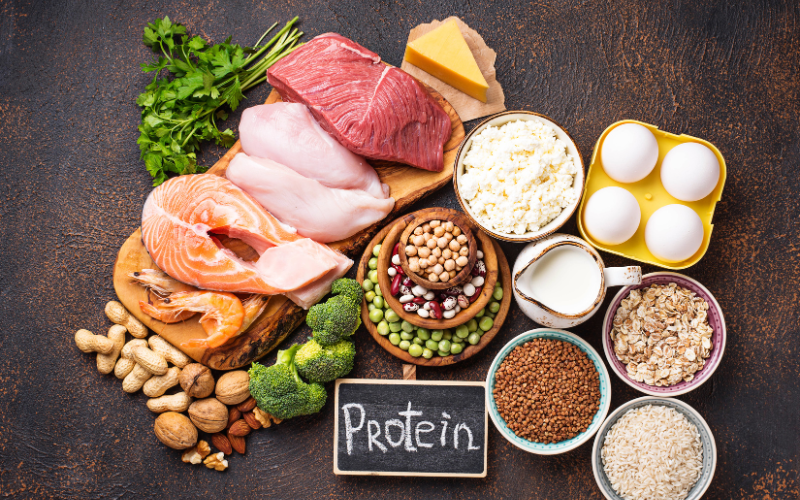 Protein có nhiều trong các loại thịt, cá, hải sản, đậu, hạt