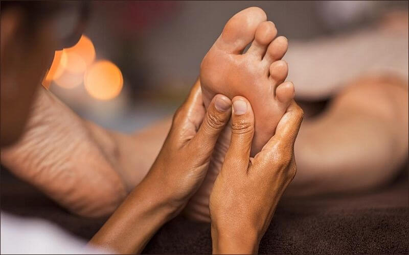 Massage nhẹ nhàng tay và chân có thể giúp cải thiện lưu thông máu và giảm cảm giác tê bì