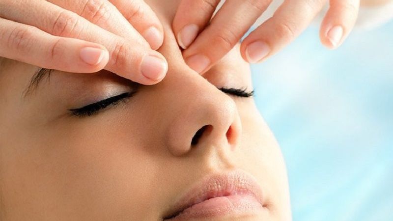 Massage mắt giúp tăng tuần hoàn máu quanh vùng mắt và giảm căng thẳng cơ