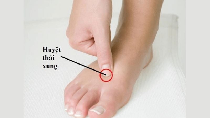 Huyệt Thái Xung nằm trên bàn chân, cách kẽ ngón chân cái và ngón chân trỏ một khoảng bằng chiều rộng 2 ngón tay