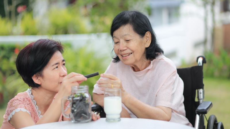 Chăm sóc người mắc Alzheimer đòi hỏi sự kiên nhẫn và tình cảm từ người thân và những người chăm sóc chuyên nghiệp