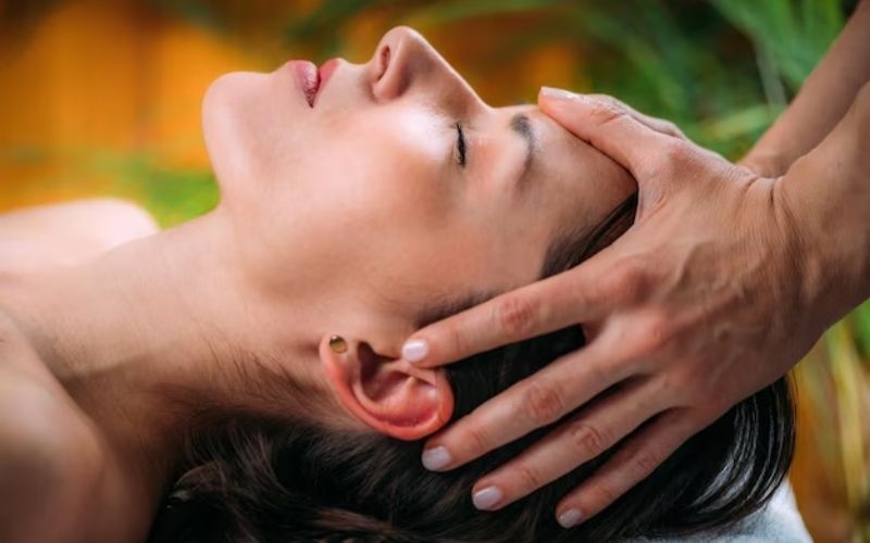 Massage thư giãn là cách chữa đau đầu căng thẳng dễ thực hiện và hiệu quả.