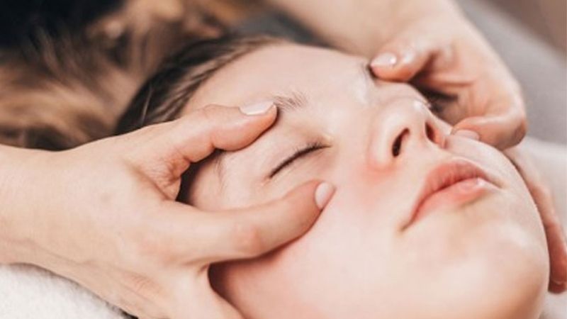 Bạn có thể tự massage cho mắt bằng tay ít nhất 1 lần/ngày