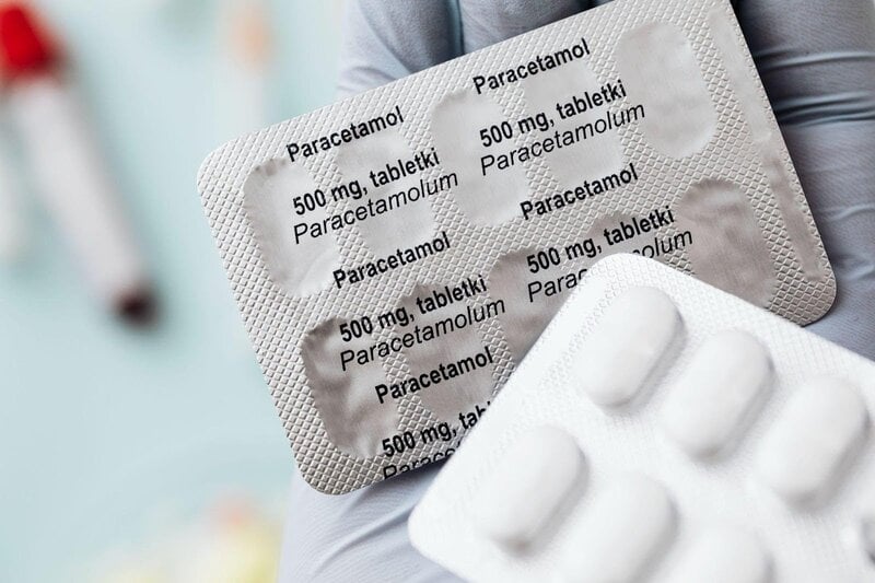 Paracetamol thường sử dụng để giảm đau và hạ sốt, đồng thời được chỉ định điều trị triệu chứng tê bì chân tay