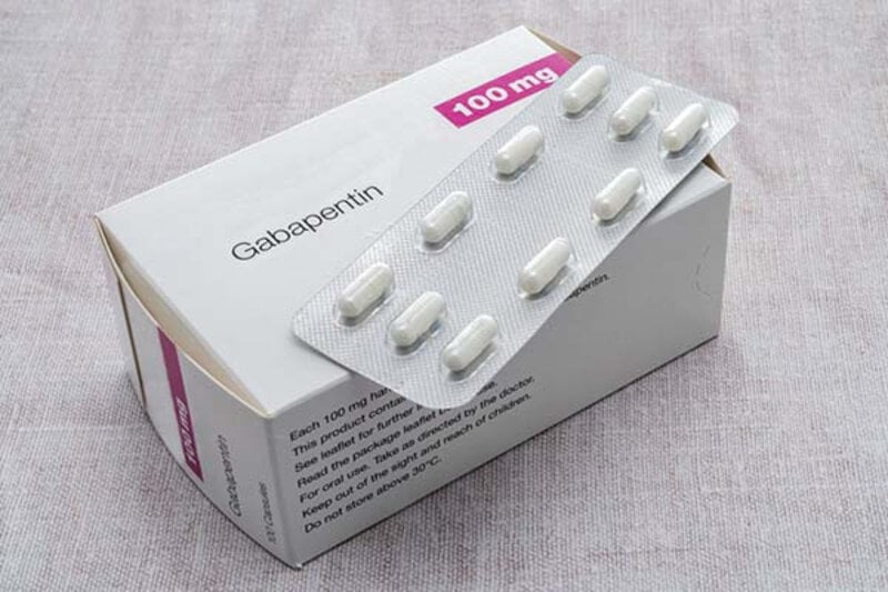 Gabapentin là một loại thuốc được sử dụng rộng rãi trong điều trị đau thần kinh, bao gồm các triệu chứng tê bì chân tay