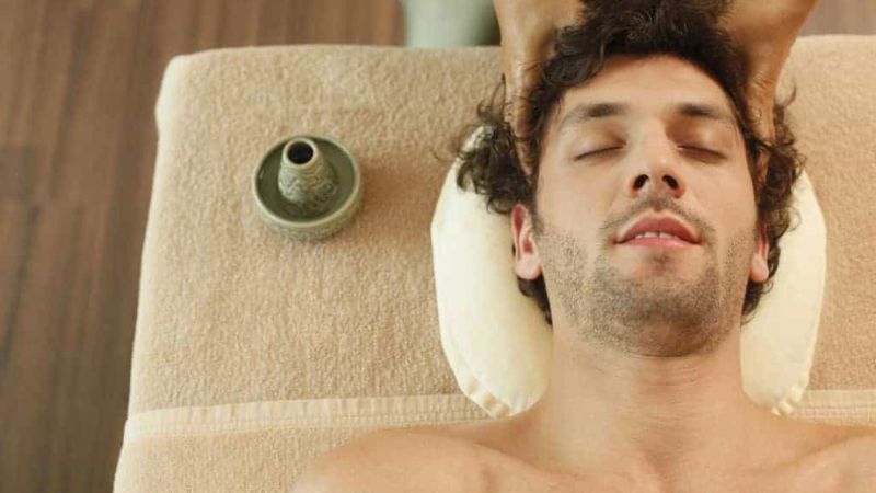 Massage da đầu là một biện pháp giảm cảm giác tê bì 