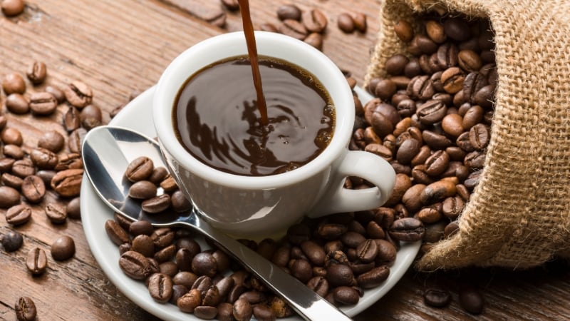 Caffeine trong cà phê là chất đối kháng thụ thể với adenosine, nguyên nhân chính gây mất ngủ