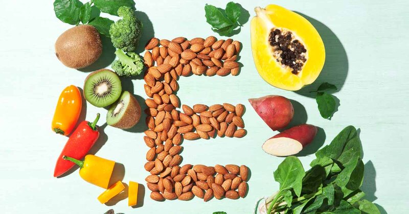 Vitamin E là một nhóm hợp chất hòa tan trong chất béo, nổi bật với khả năng chống oxy hóa mạnh mẽ