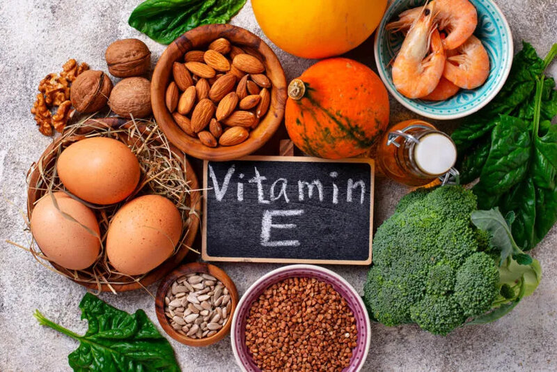 Nhiều loại thực phẩm tự nhiên giàu vitamin E mà mọi người có thể dễ dàng bổ sung vào chế độ ăn hàng ngày