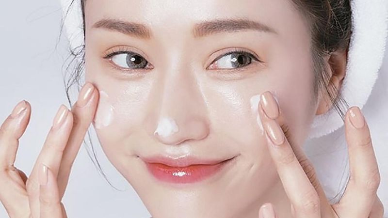 Vitamin E giúp giữ ẩm cho da, tạo một lớp màng bảo vệ, ngăn ngừa tình trạng da khô, nứt nẻ và bong tróc