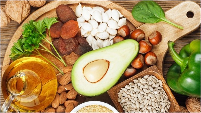 Bạn có thể bổ sung vitamin E cho cơ thể từ thực phẩm hoặc thực phẩm chức năng có chứa vitamin E