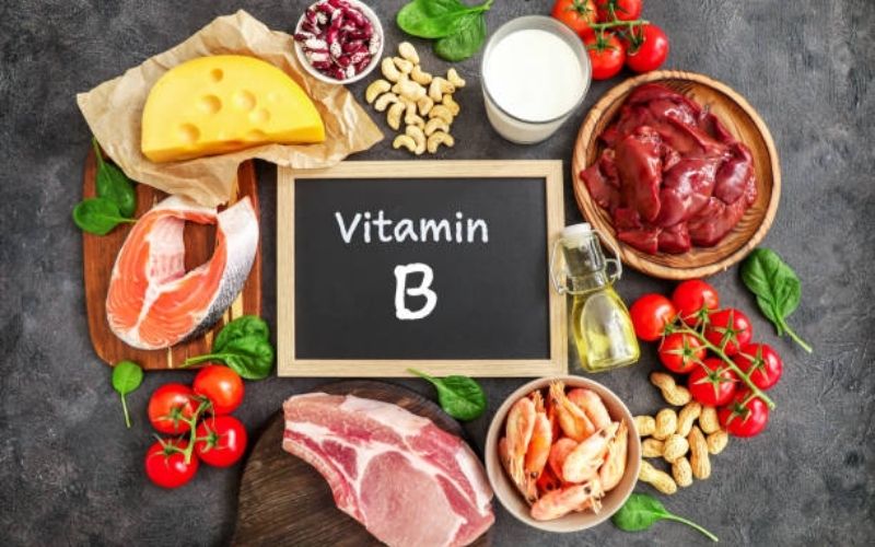 Vitamin nhóm B có nhiều trong thịt, trứng, sữa, rau củ quả tươi,...