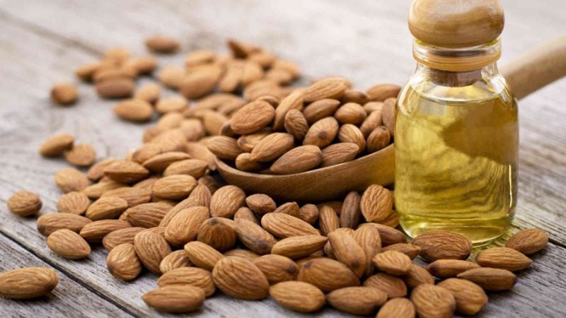 Sử dụng vitamin E kết hợp với dầu hạnh nhân giúp làm sáng quầng thâm và giảm bọng mắt