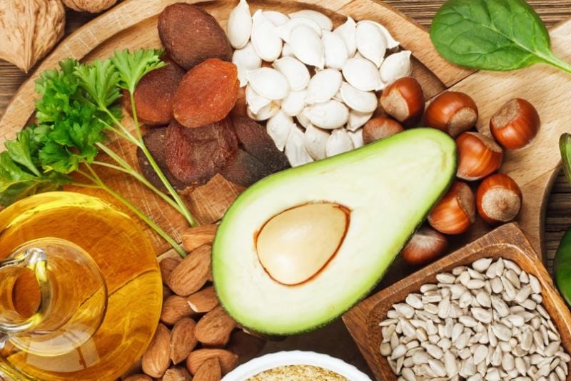 Vitamin E có nhiều trong bơ và các loại hạt