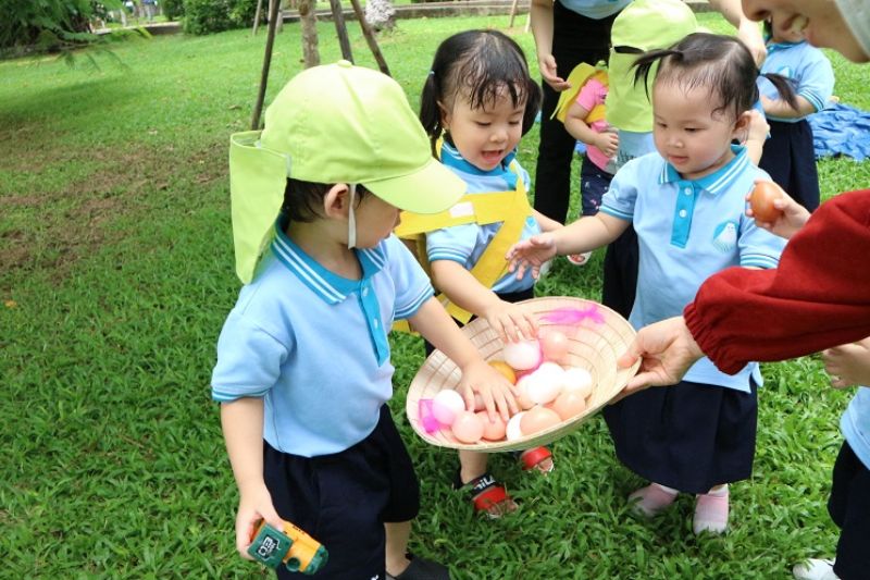 Cho trẻ tham gia các hoạt động ngoài trời để mắt được thư giãn là cách chữa mắt lác ở trẻ em 