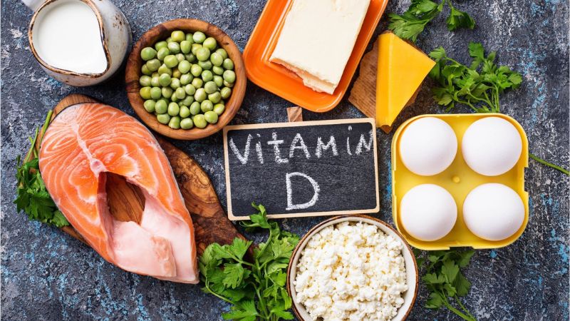 Vitamin D đóng vai trò trong việc giảm viêm mắt, thúc đẩy tiết nước mắt và cải thiện chất lượng nước mắt