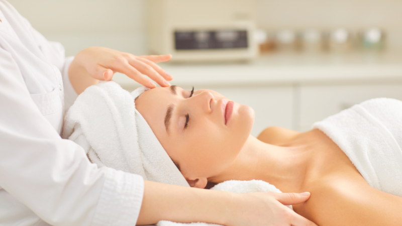 Chường ấm, vệ sinh mắt và massage mắt là các cách có thể làm giảm biểu hiện sưng đau của tình trạng viêm bở mi mắt