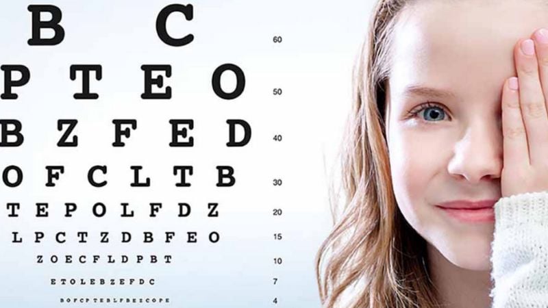 Sử dụng bảng kiểm tra thị lực (Snellen chart)