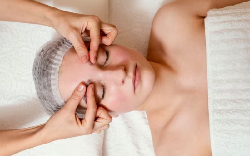 Lưu ý để tránh bầm máu sau mổ bạn cần massage mắt nhẹ nhàng, chườm lạnh và vệ sinh mắt sạch sẽ 