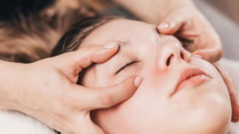 Massage mắt kích thích lưu thông máu