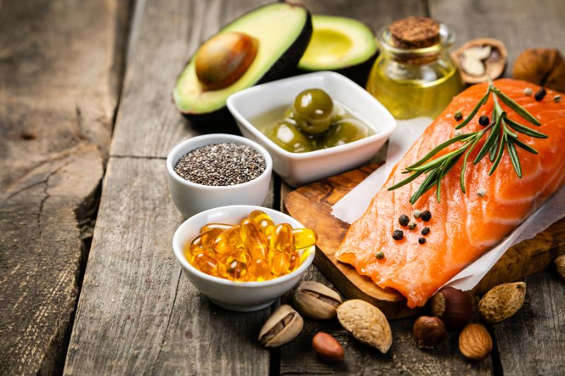 Cá hồi và các loại hạt đều giàu omega-3 